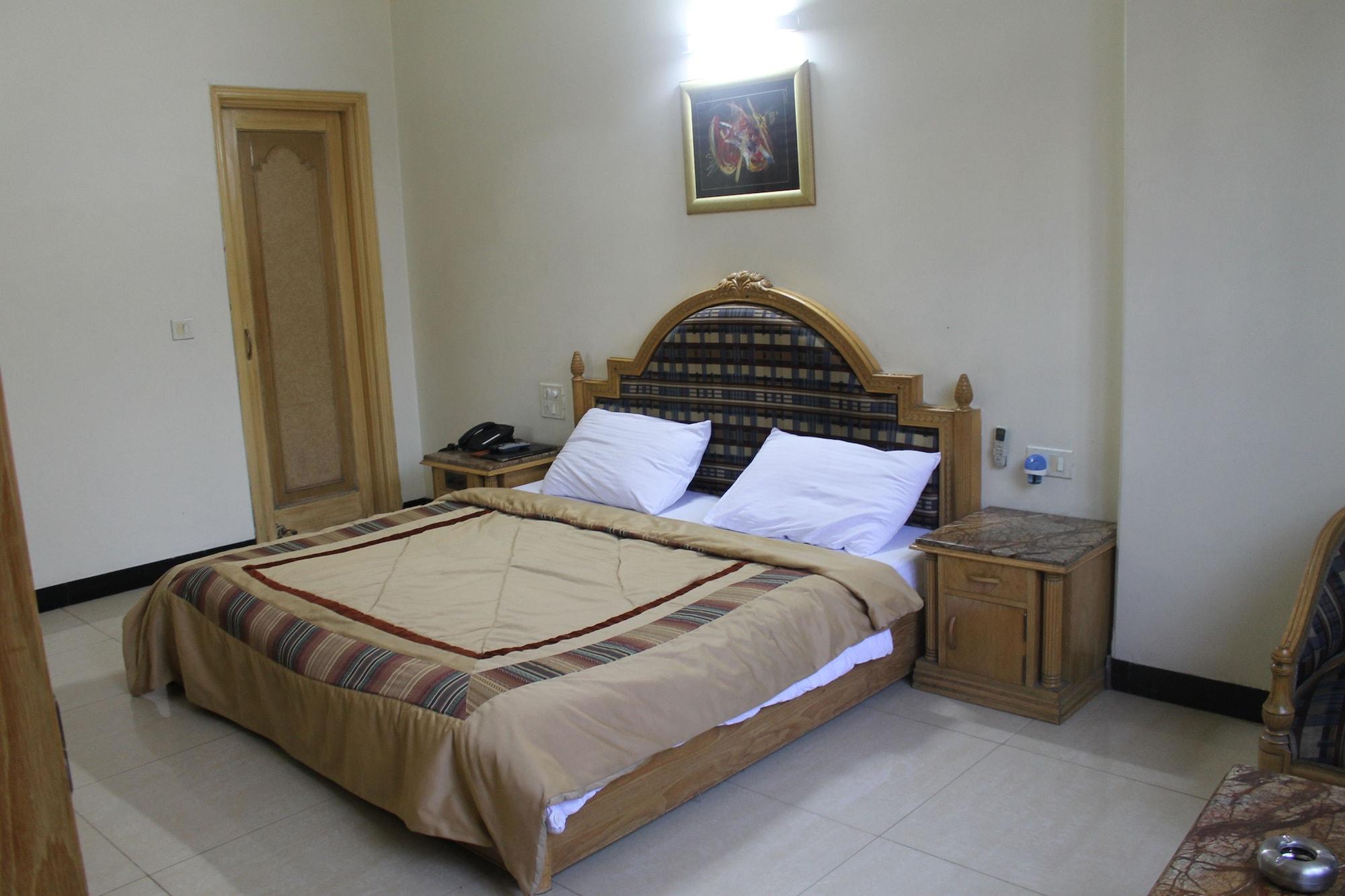 Hotel Sunstar Residency Делхи Екстериор снимка