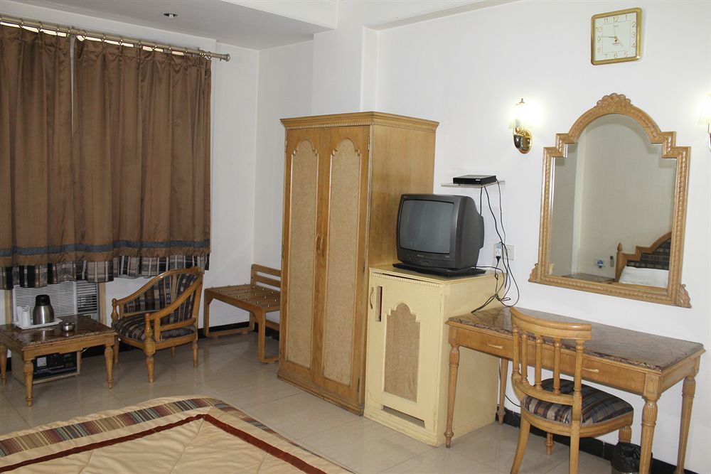 Hotel Sunstar Residency Делхи Екстериор снимка