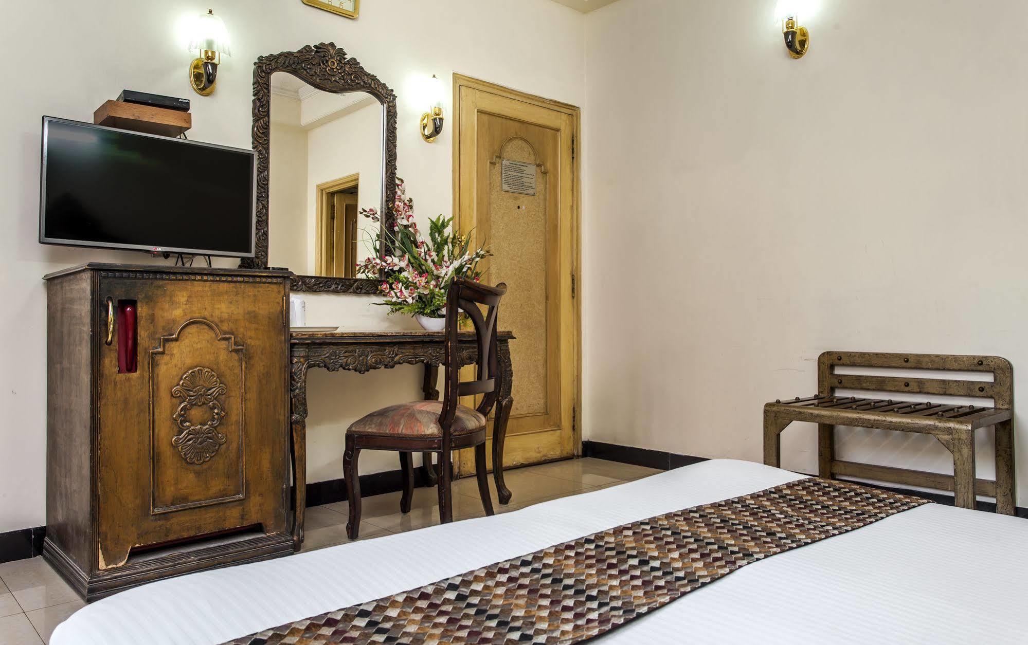 Hotel Sunstar Residency Делхи Екстериор снимка