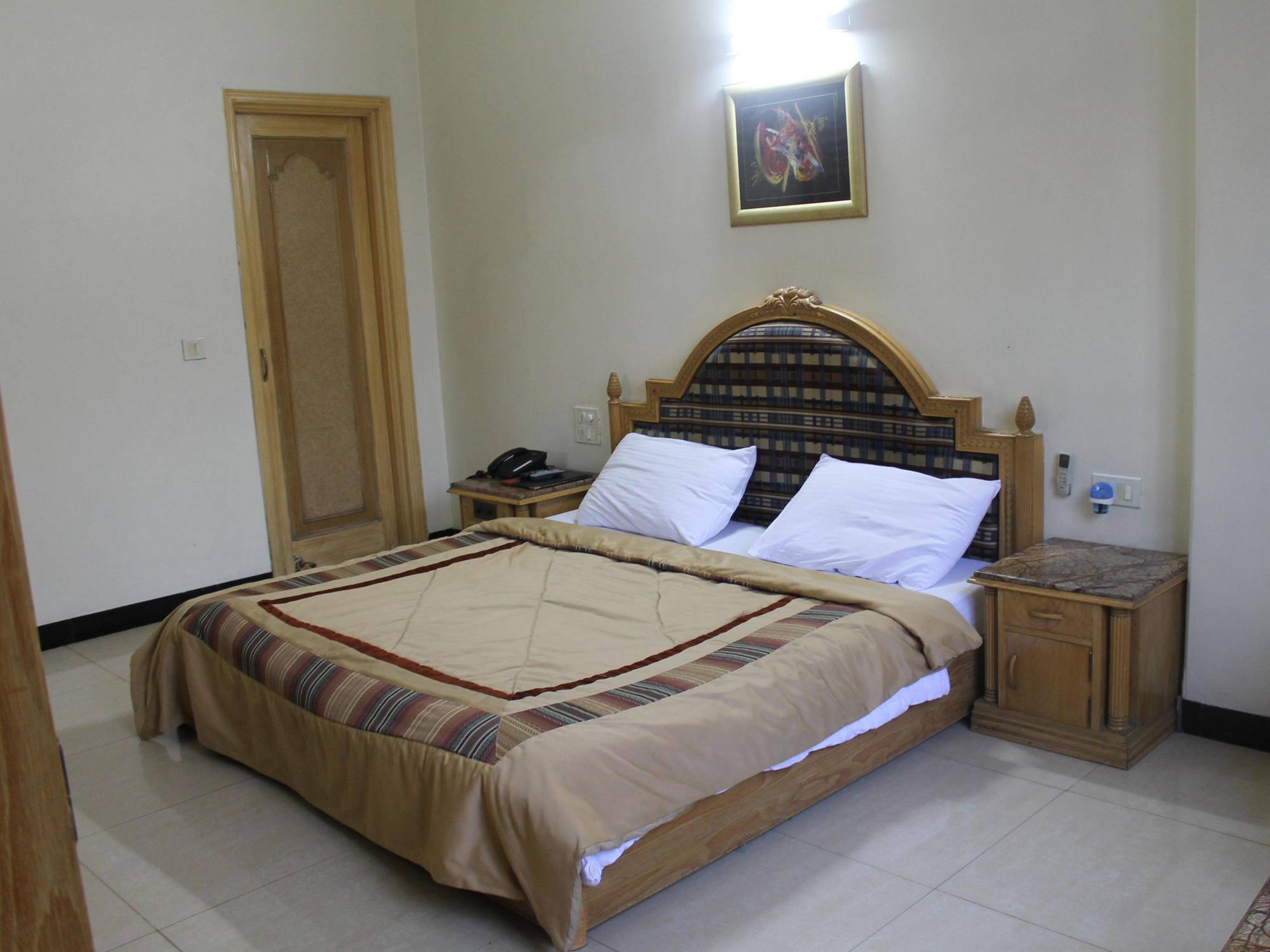 Hotel Sunstar Residency Делхи Екстериор снимка