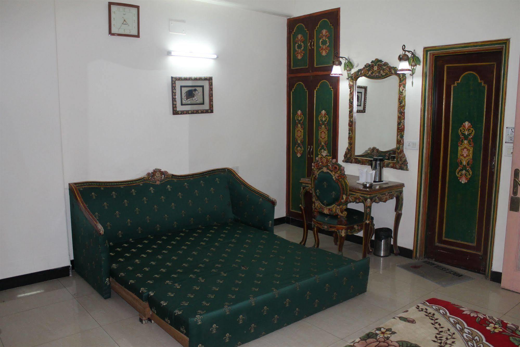 Hotel Sunstar Residency Делхи Екстериор снимка