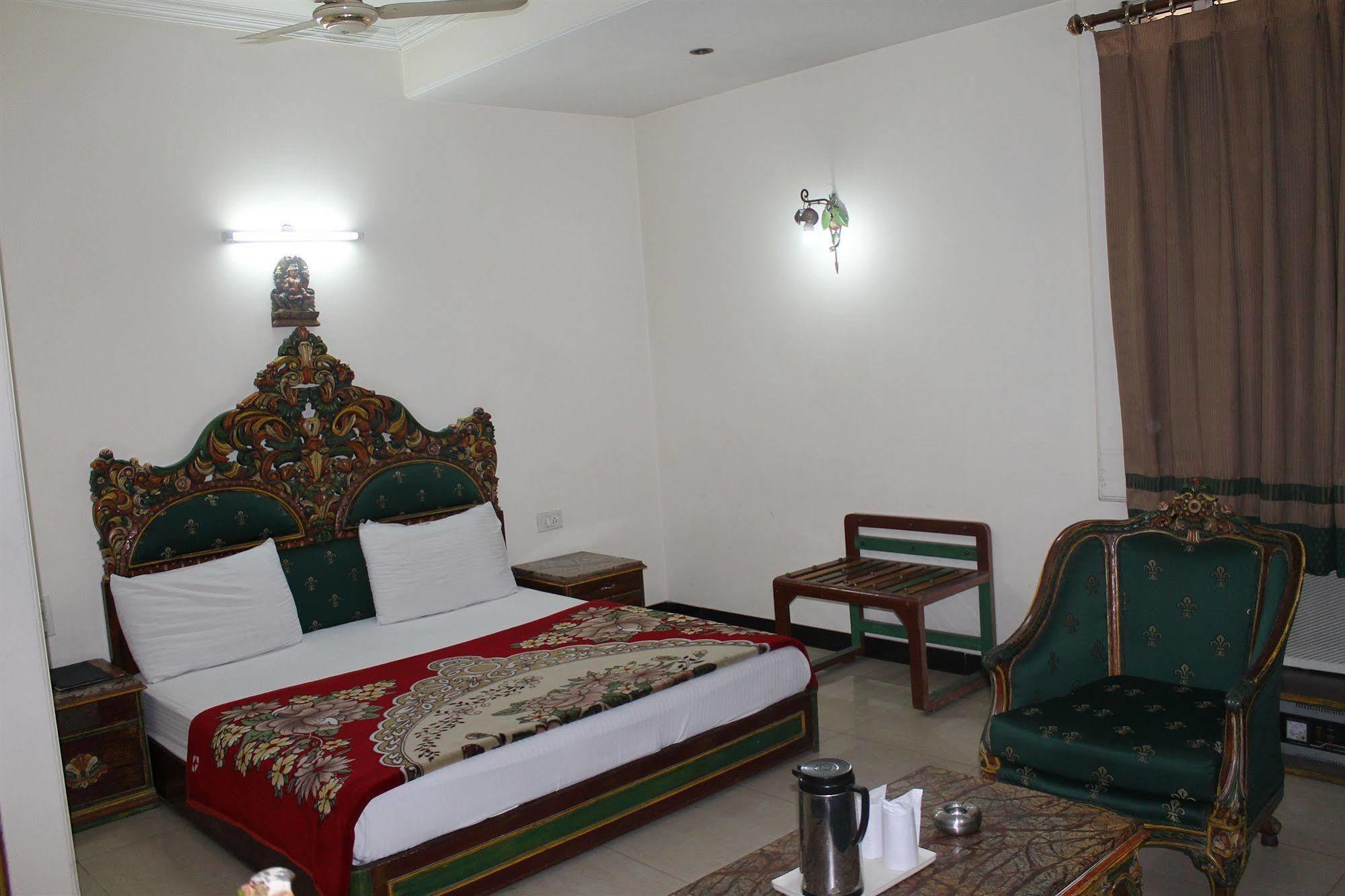 Hotel Sunstar Residency Делхи Екстериор снимка