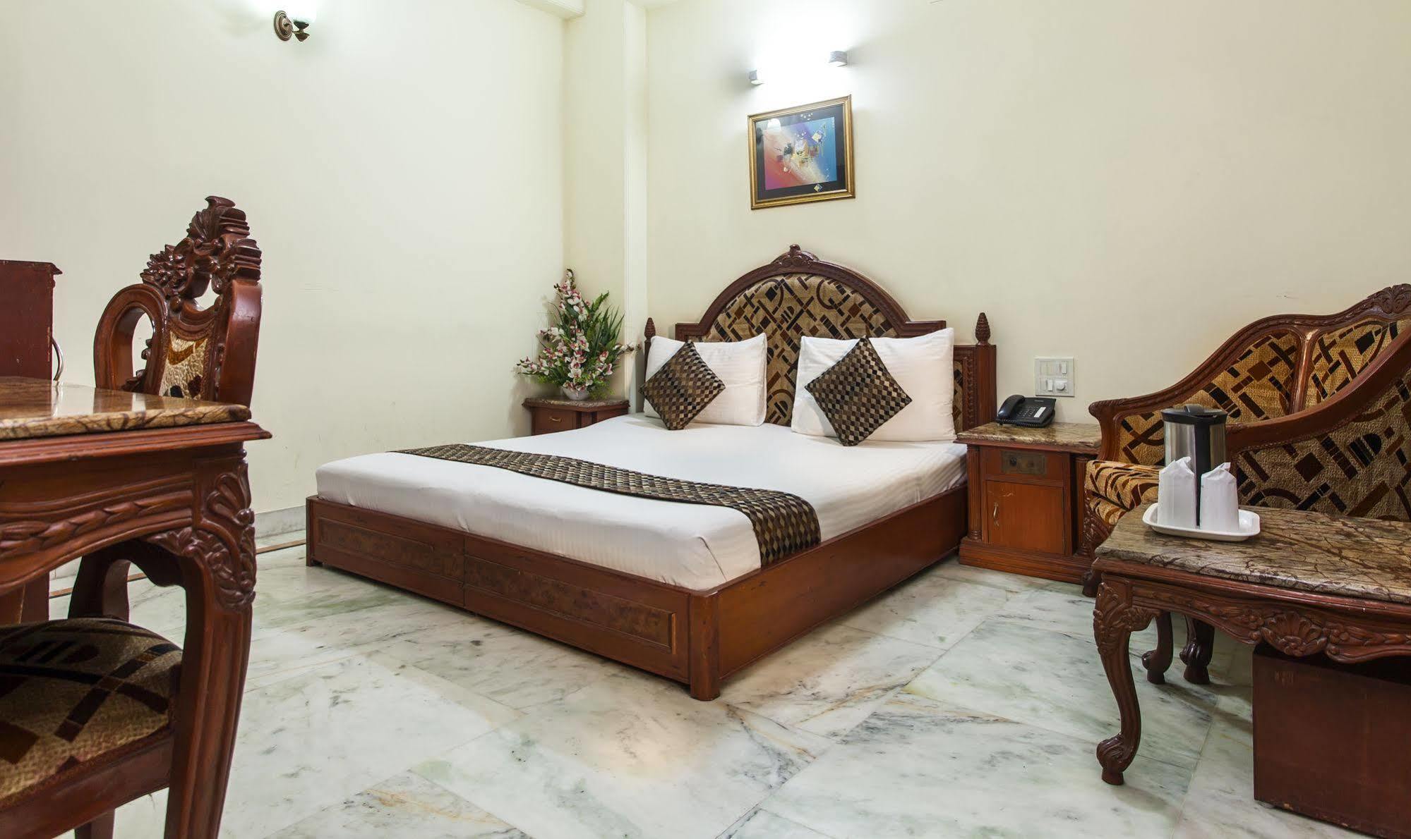 Hotel Sunstar Residency Делхи Екстериор снимка