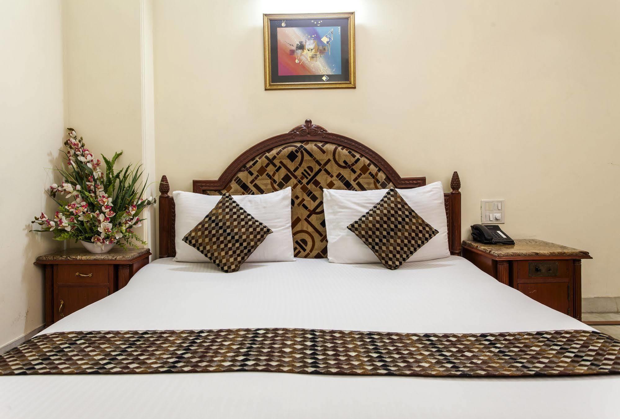Hotel Sunstar Residency Делхи Екстериор снимка