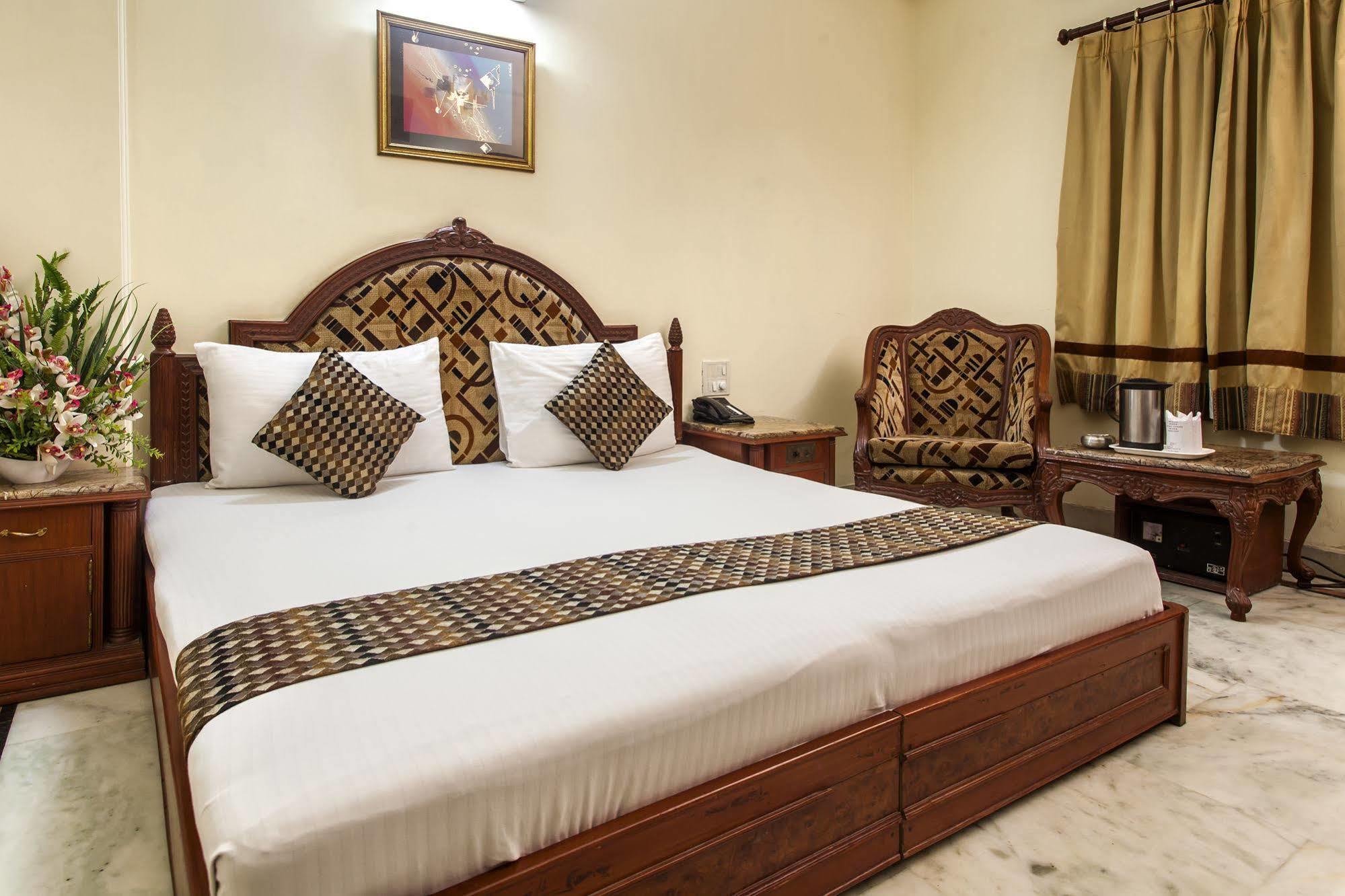 Hotel Sunstar Residency Делхи Екстериор снимка
