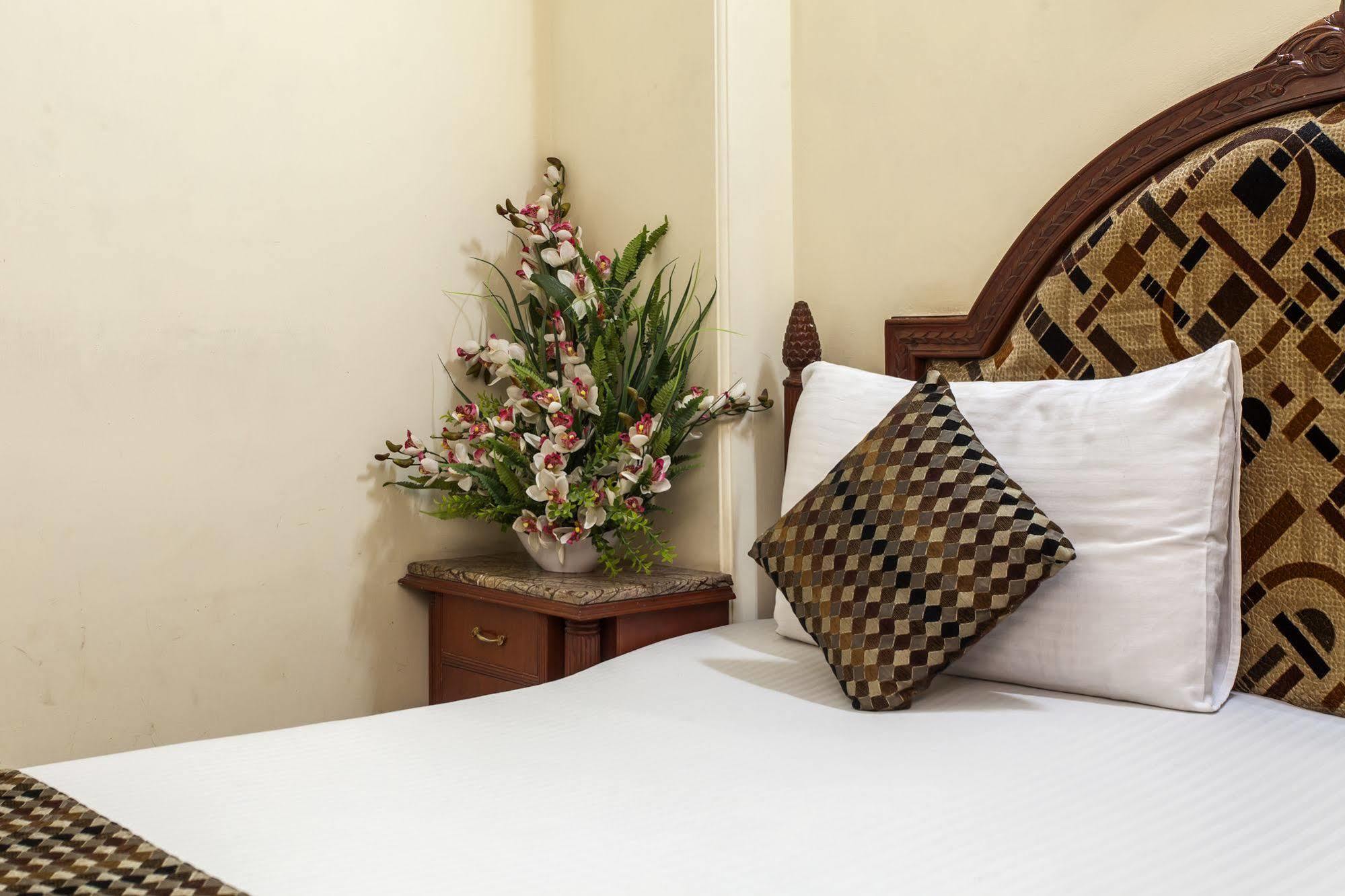Hotel Sunstar Residency Делхи Екстериор снимка