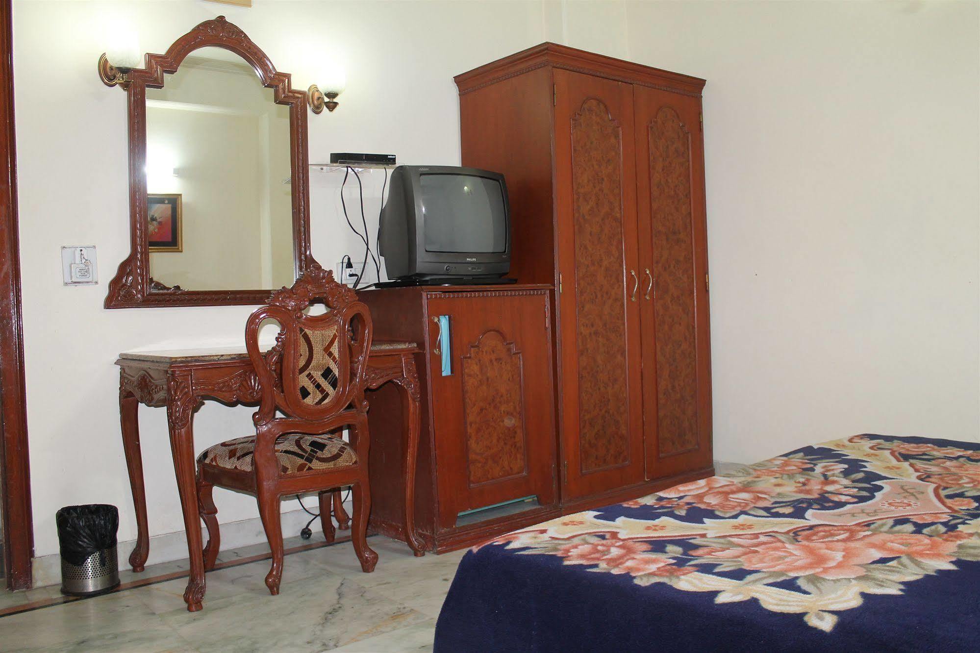 Hotel Sunstar Residency Делхи Екстериор снимка