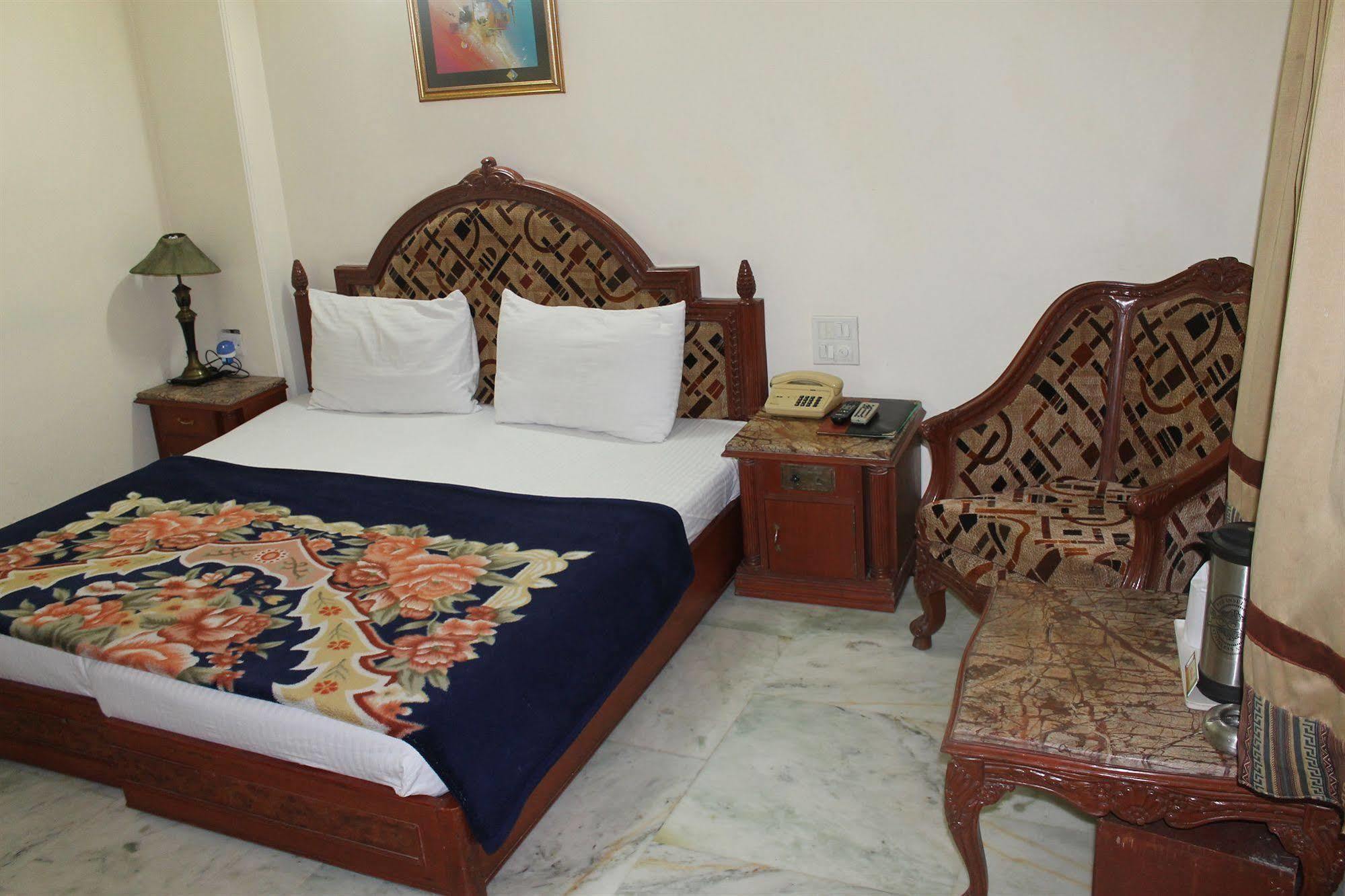 Hotel Sunstar Residency Делхи Екстериор снимка