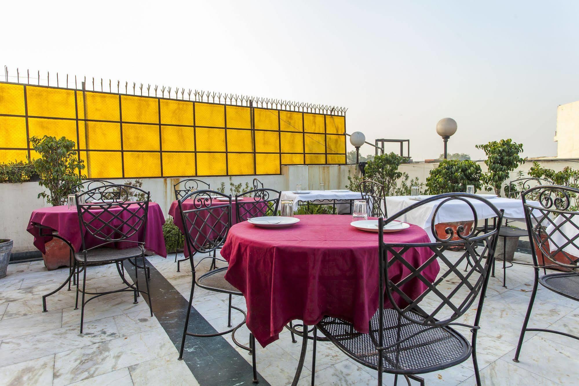 Hotel Sunstar Residency Делхи Екстериор снимка